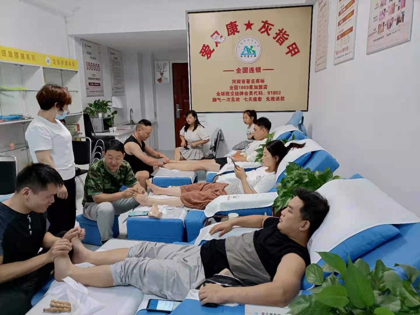 愛(ài)足康第52期公益培訓(xùn)班-桃木棒足療學(xué)員實(shí)操中 每月逢六開班，歡迎各地朋友報(bào)名參加交流學(xué)習(xí)。 報(bào)名電話：400-6767-317